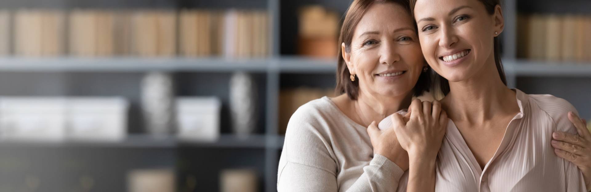 Madre e figlia che si abbracciano sereni di aver scelto Credemvita Protezione vita L’assicurazione che protegge i tuoi cari.